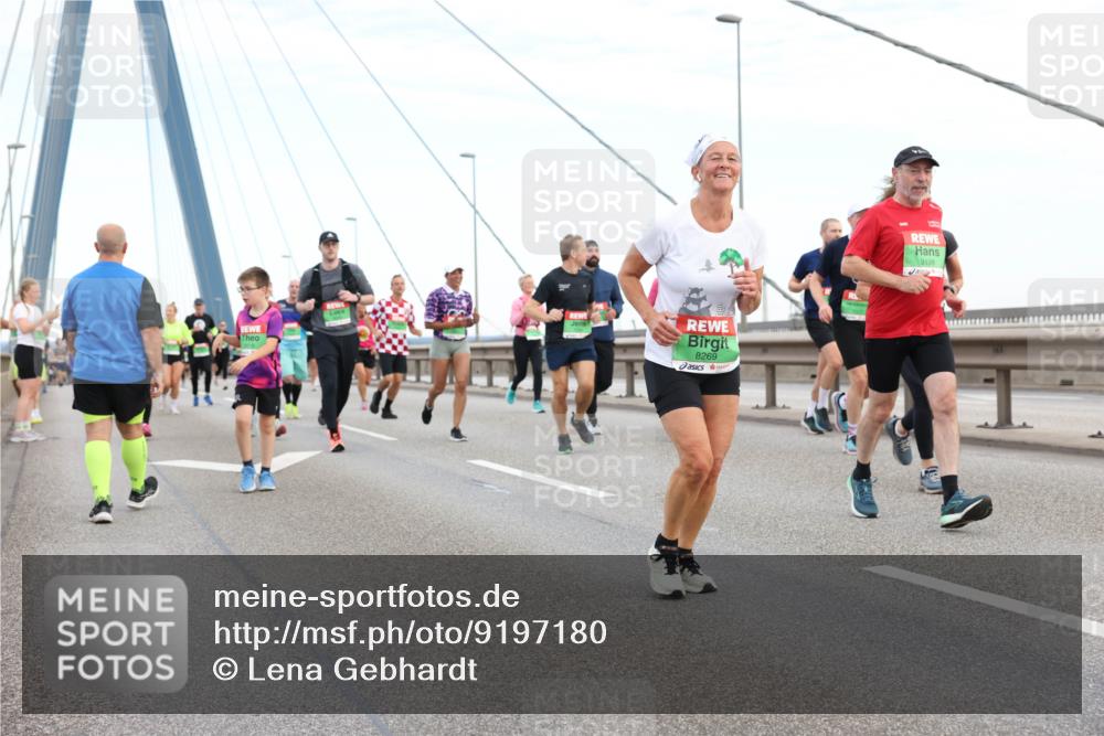 03.10.2025 - Köhlbrandbrückenlauf Lena Gebhardt http://msf.ph/oto/9197180 03.10.2025 15:30:23 Position 1 8269, 9198 meine-sportfotos.de