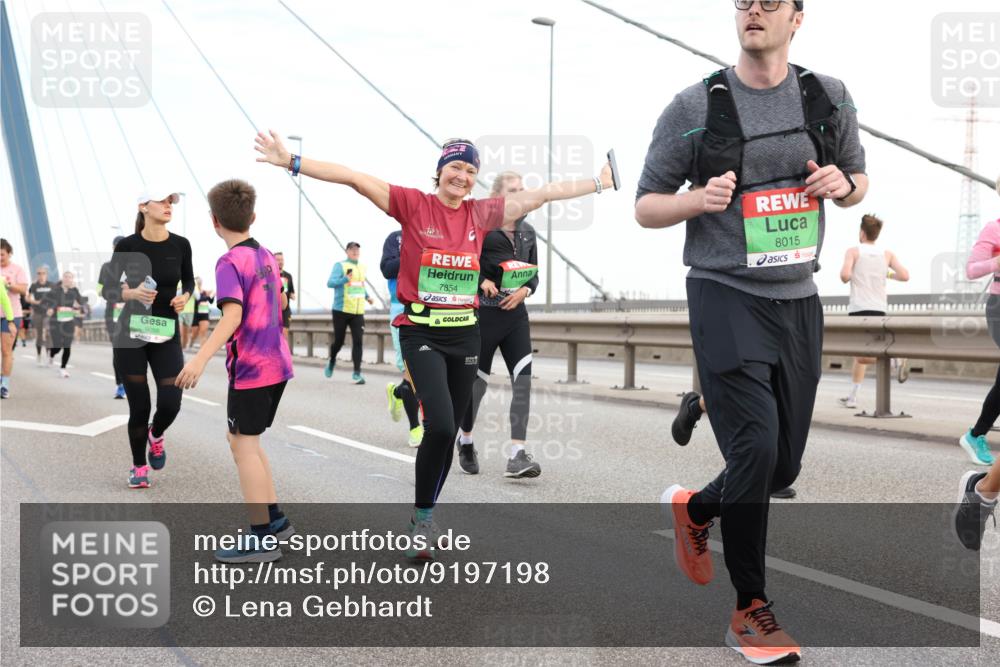 03.10.2025 - Köhlbrandbrückenlauf Lena Gebhardt http://msf.ph/oto/9197198 03.10.2025 15:30:27 Position 1 9098, 7854, 8015 meine-sportfotos.de