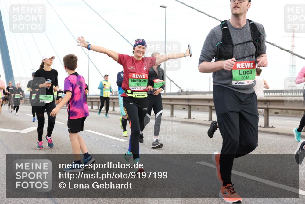 03.10.2025 - Köhlbrandbrückenlauf Lena Gebhardt http://msf.ph/oto/9197199 03.10.2025 15:30:27 Position 1 9098, 7854, 8015 meine-sportfotos.de