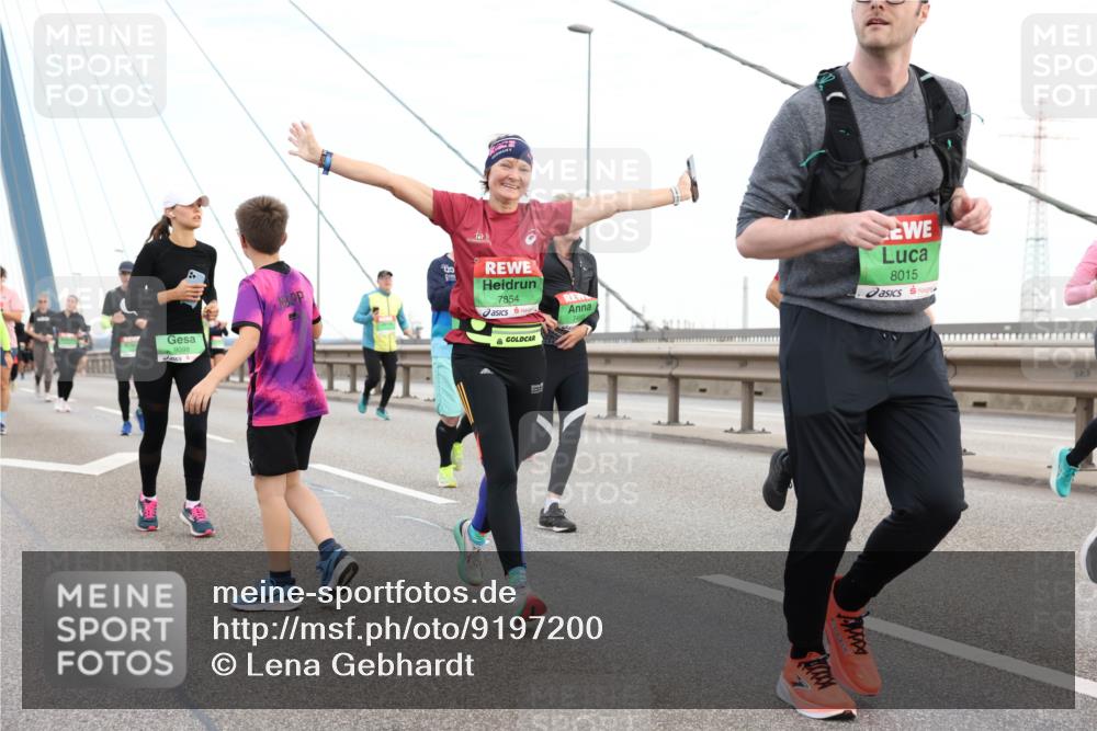 03.10.2025 - Köhlbrandbrückenlauf Lena Gebhardt http://msf.ph/oto/9197200 03.10.2025 15:30:27 Position 1 9098, 7854, 8015 meine-sportfotos.de
