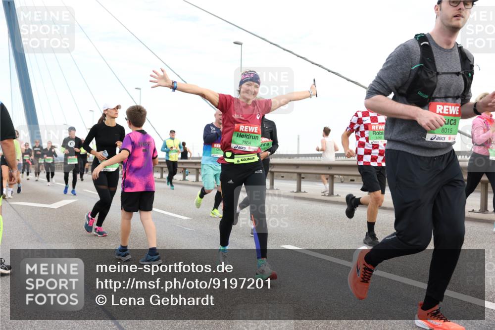 03.10.2025 - Köhlbrandbrückenlauf Lena Gebhardt http://msf.ph/oto/9197201 03.10.2025 15:30:28 Position 1 120, 8265, 7854, 8015 meine-sportfotos.de