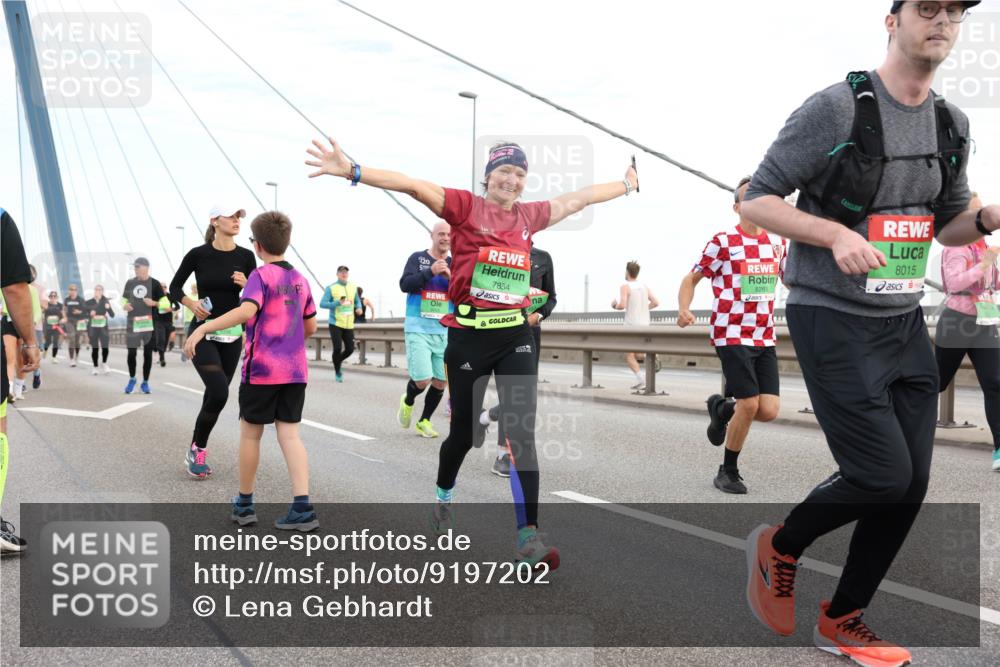 03.10.2025 - Köhlbrandbrückenlauf Lena Gebhardt http://msf.ph/oto/9197202 03.10.2025 15:30:28 Position 1 120, 7854, 8265, 8015 meine-sportfotos.de