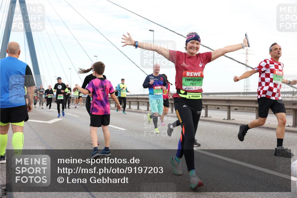03.10.2025 - Köhlbrandbrückenlauf Lena Gebhardt http://msf.ph/oto/9197203 03.10.2025 15:30:28 Position 1 120, 7854, 8265 meine-sportfotos.de