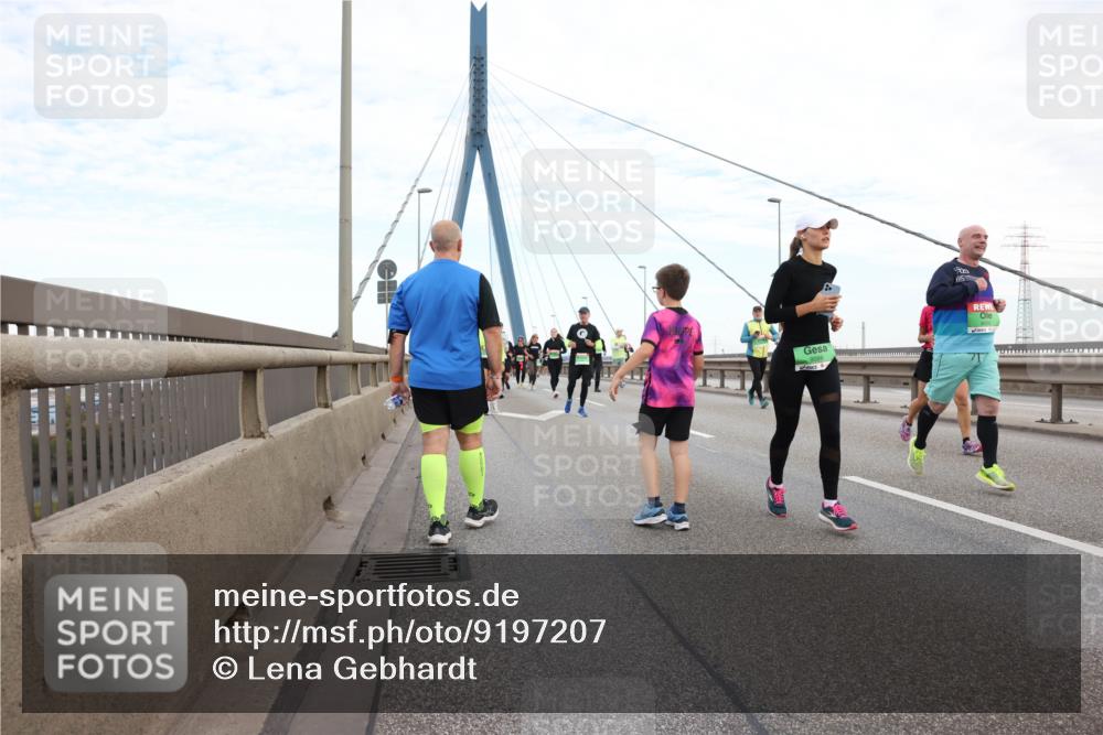 03.10.2025 - Köhlbrandbrückenlauf Lena Gebhardt http://msf.ph/oto/9197207 03.10.2025 15:30:29 Position 1 9098 meine-sportfotos.de