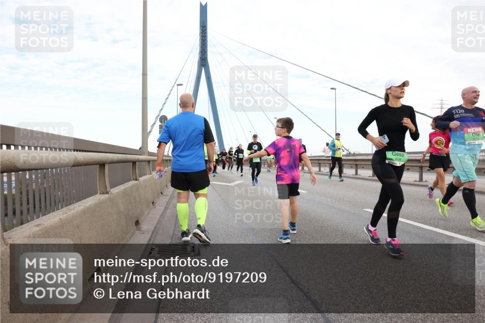 03.10.2025 - Köhlbrandbrückenlauf Lena Gebhardt http://msf.ph/oto/9197209 03.10.2025 15:30:29 Position 1 9098, 120, 9055 meine-sportfotos.de