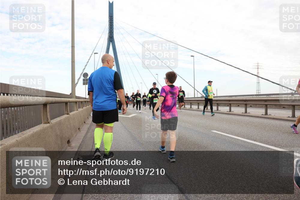 03.10.2025 - Köhlbrandbrückenlauf Lena Gebhardt http://msf.ph/oto/9197210 03.10.2025 15:30:30 Position 1  meine-sportfotos.de