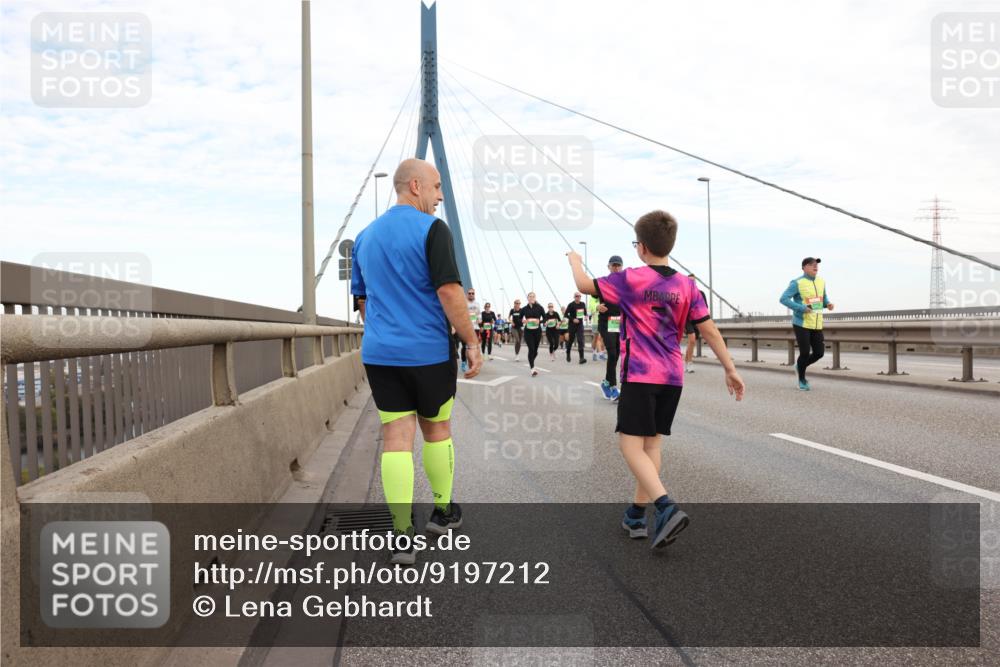 03.10.2025 - Köhlbrandbrückenlauf Lena Gebhardt http://msf.ph/oto/9197212 03.10.2025 15:30:30 Position 1  meine-sportfotos.de