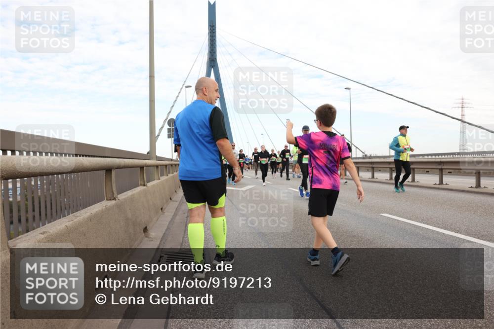 03.10.2025 - Köhlbrandbrückenlauf Lena Gebhardt http://msf.ph/oto/9197213 03.10.2025 15:30:30 Position 1  meine-sportfotos.de