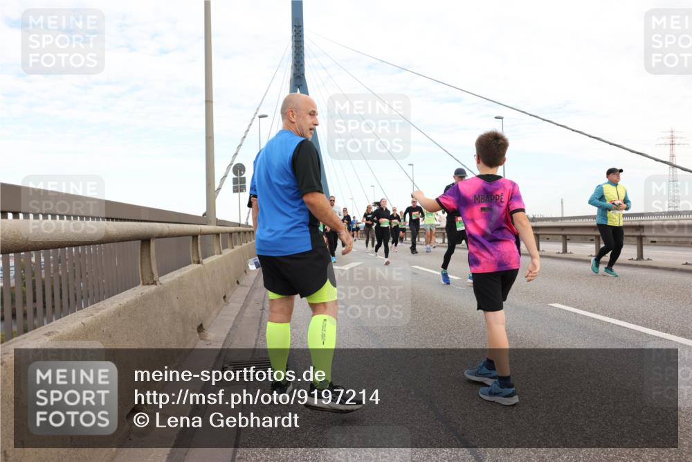 03.10.2025 - Köhlbrandbrückenlauf Lena Gebhardt http://msf.ph/oto/9197214 03.10.2025 15:30:31 Position 1  meine-sportfotos.de
