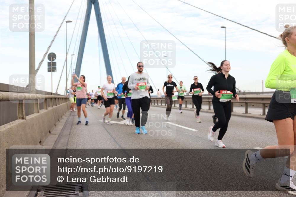 03.10.2025 - Köhlbrandbrückenlauf Lena Gebhardt http://msf.ph/oto/9197219 03.10.2025 15:30:33 Position 1  meine-sportfotos.de