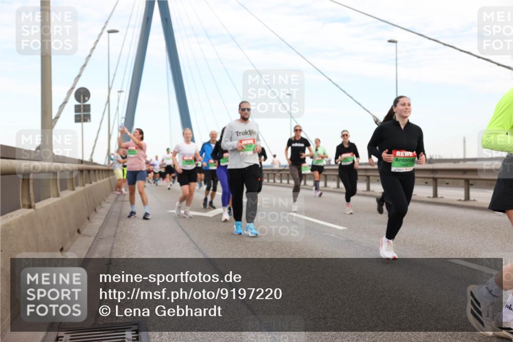03.10.2025 - Köhlbrandbrückenlauf Lena Gebhardt http://msf.ph/oto/9197220 03.10.2025 15:30:33 Position 1  meine-sportfotos.de