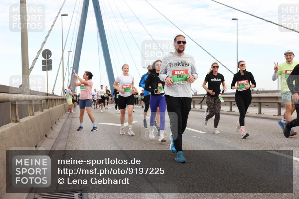 03.10.2025 - Köhlbrandbrückenlauf Lena Gebhardt http://msf.ph/oto/9197225 03.10.2025 15:30:34 Position 1 7477 meine-sportfotos.de