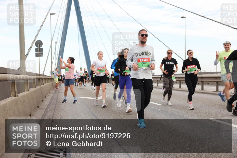 03.10.2025 - Köhlbrandbrückenlauf Lena Gebhardt http://msf.ph/oto/9197226 03.10.2025 15:30:34 Position 1 7477 meine-sportfotos.de