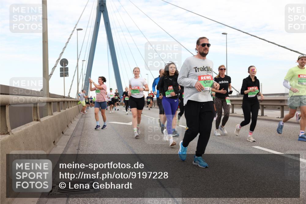 03.10.2025 - Köhlbrandbrückenlauf Lena Gebhardt http://msf.ph/oto/9197228 03.10.2025 15:30:35 Position 1 7404, 7477 meine-sportfotos.de