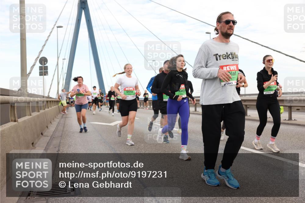 03.10.2025 - Köhlbrandbrückenlauf Lena Gebhardt http://msf.ph/oto/9197231 03.10.2025 15:30:35 Position 1 477, 8088, 7427 meine-sportfotos.de