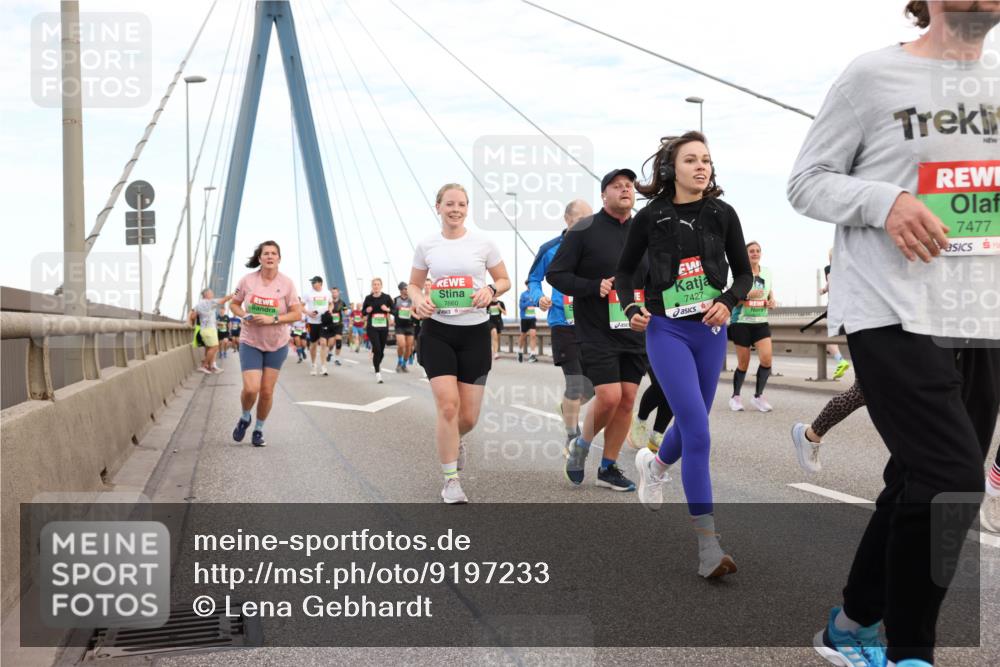 03.10.2025 - Köhlbrandbrückenlauf Lena Gebhardt http://msf.ph/oto/9197233 03.10.2025 15:30:36 Position 1 7660, 7477, 7427 meine-sportfotos.de