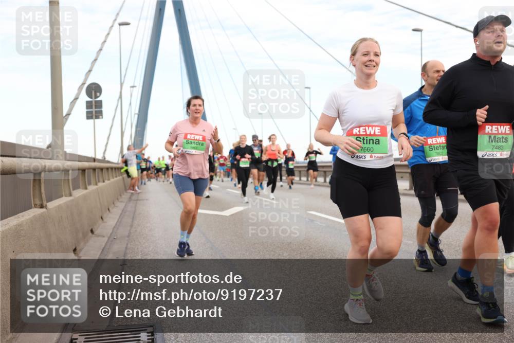 03.10.2025 - Köhlbrandbrückenlauf Lena Gebhardt http://msf.ph/oto/9197237 03.10.2025 15:30:36 Position 1 9517, 7660, 7483, 7802 meine-sportfotos.de