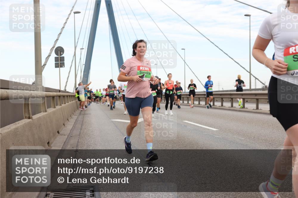 03.10.2025 - Köhlbrandbrückenlauf Lena Gebhardt http://msf.ph/oto/9197238 03.10.2025 15:30:37 Position 1 17 meine-sportfotos.de