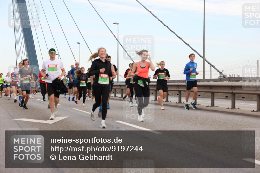 03.10.2025 - Köhlbrandbrückenlauf Lena Gebhardt http://msf.ph/oto/9197244 03.10.2025 15:30:38 Position 1  meine-sportfotos.de