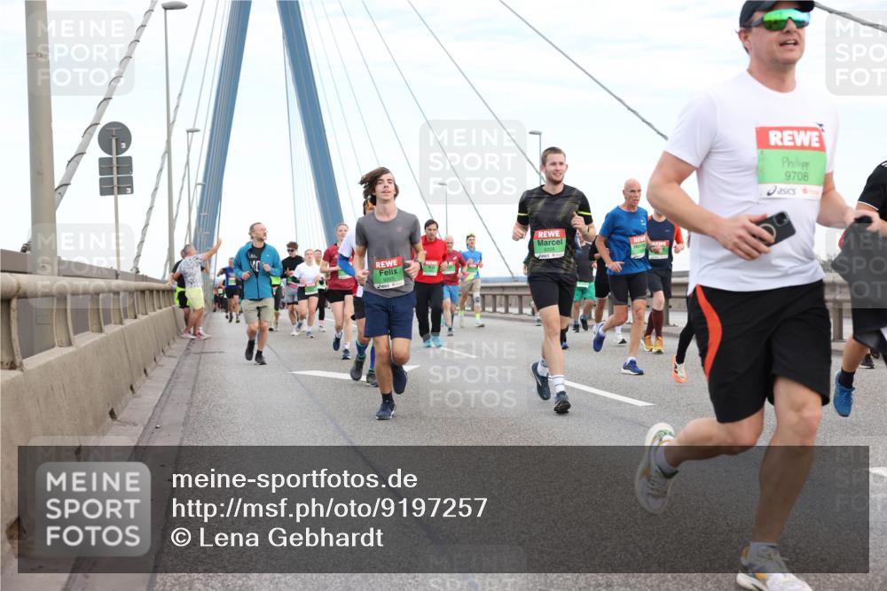 03.10.2025 - Köhlbrandbrückenlauf Lena Gebhardt http://msf.ph/oto/9197257 03.10.2025 15:30:42 Position 1 9203, 9708 meine-sportfotos.de