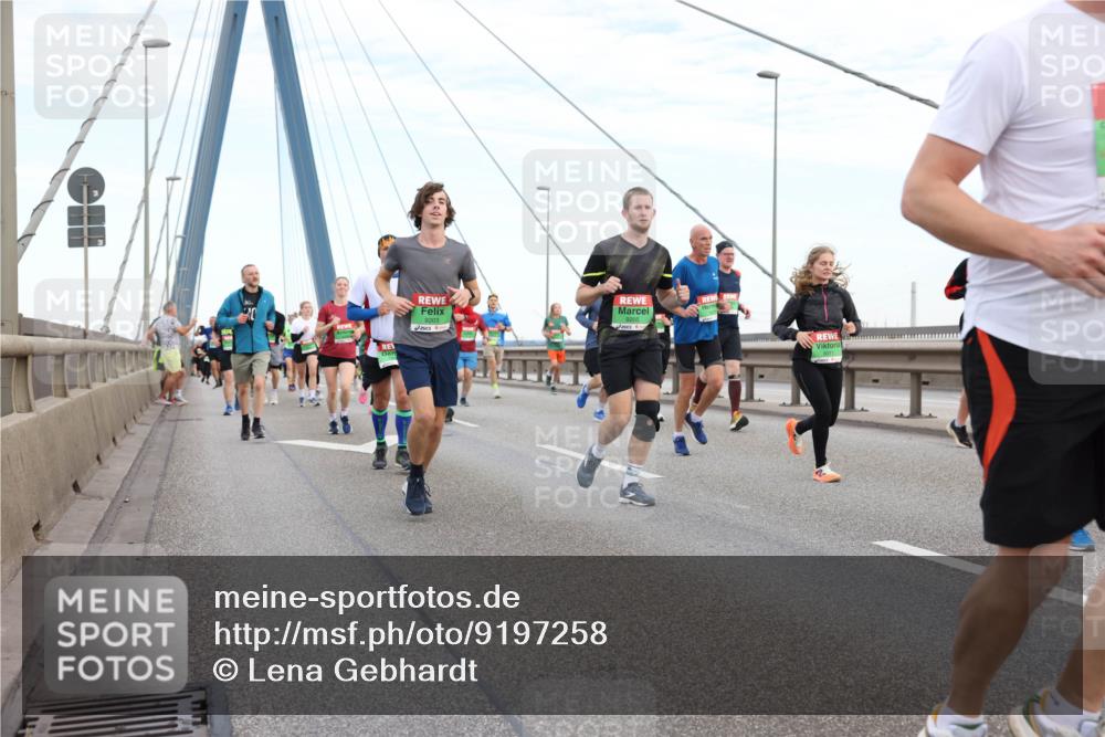 03.10.2025 - Köhlbrandbrückenlauf Lena Gebhardt http://msf.ph/oto/9197258 03.10.2025 15:30:42 Position 1 9205, 9203 meine-sportfotos.de