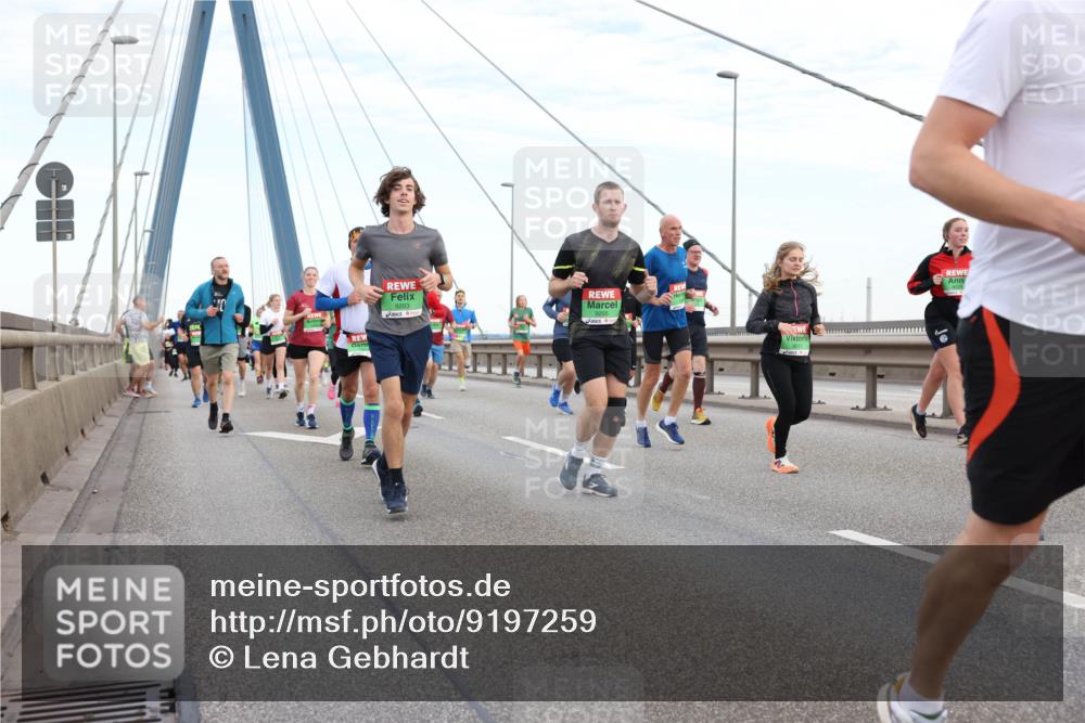 03.10.2025 - Köhlbrandbrückenlauf Lena Gebhardt http://msf.ph/oto/9197259 03.10.2025 15:30:42 Position 1 9203, 8011 meine-sportfotos.de