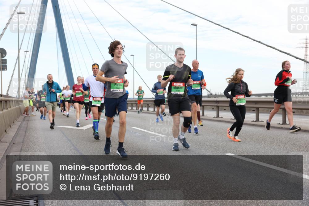 03.10.2025 - Köhlbrandbrückenlauf Lena Gebhardt http://msf.ph/oto/9197260 03.10.2025 15:30:43 Position 1 9203, 7879, 9205, 8011 meine-sportfotos.de
