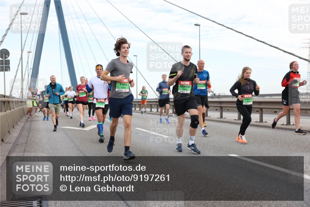03.10.2025 - Köhlbrandbrückenlauf Lena Gebhardt http://msf.ph/oto/9197261 03.10.2025 15:30:43 Position 1 9203, 9205, 8011 meine-sportfotos.de