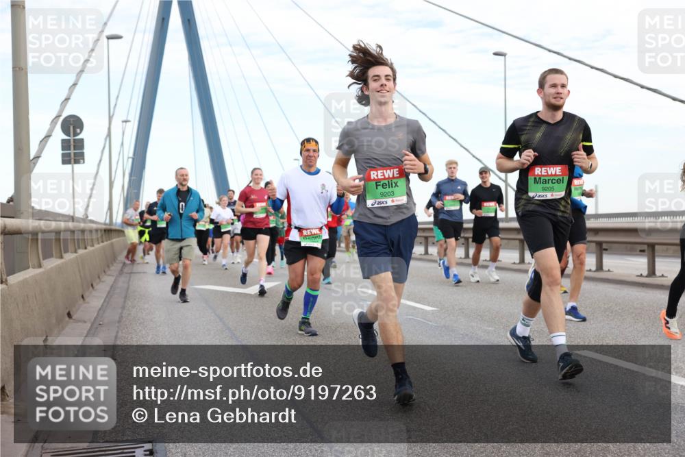 03.10.2025 - Köhlbrandbrückenlauf Lena Gebhardt http://msf.ph/oto/9197263 03.10.2025 15:30:43 Position 1 0, 9203, 9205 meine-sportfotos.de