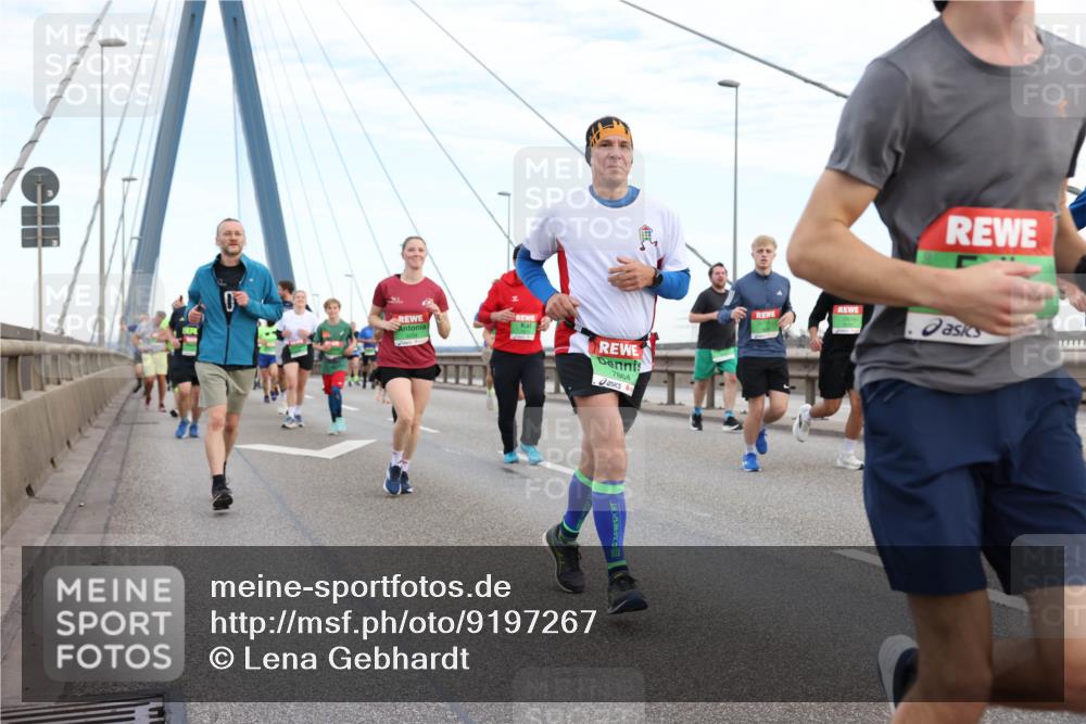 03.10.2025 - Köhlbrandbrückenlauf Lena Gebhardt http://msf.ph/oto/9197267 03.10.2025 15:30:44 Position 1 7864 meine-sportfotos.de