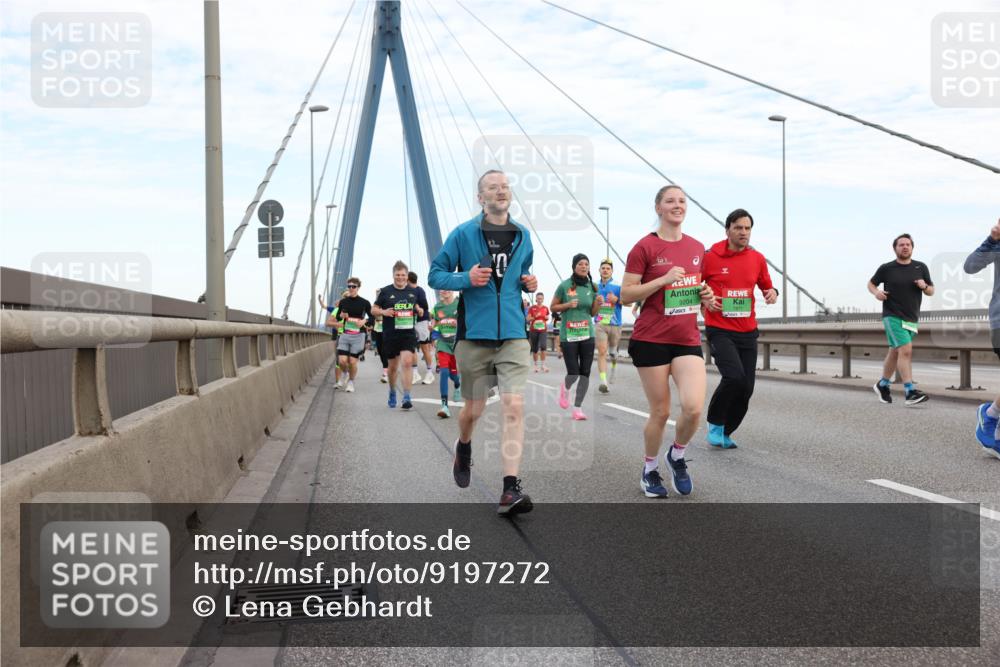 03.10.2025 - Köhlbrandbrückenlauf Lena Gebhardt http://msf.ph/oto/9197272 03.10.2025 15:30:45 Position 1  meine-sportfotos.de
