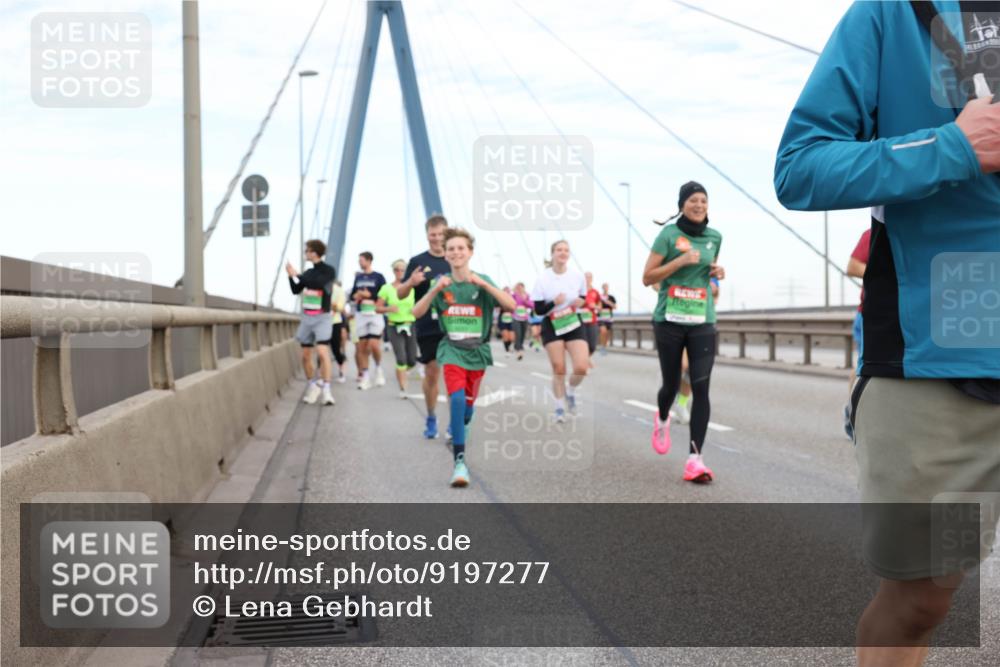 03.10.2025 - Köhlbrandbrückenlauf Lena Gebhardt http://msf.ph/oto/9197277 03.10.2025 15:30:47 Position 1  meine-sportfotos.de