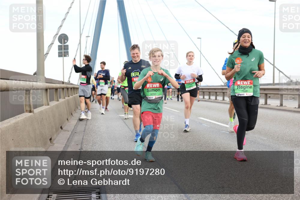 03.10.2025 - Köhlbrandbrückenlauf Lena Gebhardt http://msf.ph/oto/9197280 03.10.2025 15:30:47 Position 1 50, 9293, 9093, 7628 meine-sportfotos.de
