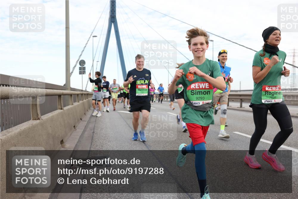 03.10.2025 - Köhlbrandbrückenlauf Lena Gebhardt http://msf.ph/oto/9197288 03.10.2025 15:30:48 Position 1 5, 7377, 9293, 7628 meine-sportfotos.de