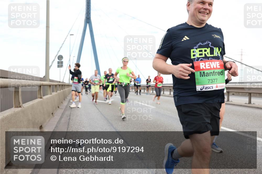03.10.2025 - Köhlbrandbrückenlauf Lena Gebhardt http://msf.ph/oto/9197294 03.10.2025 15:30:49 Position 1 7377 meine-sportfotos.de