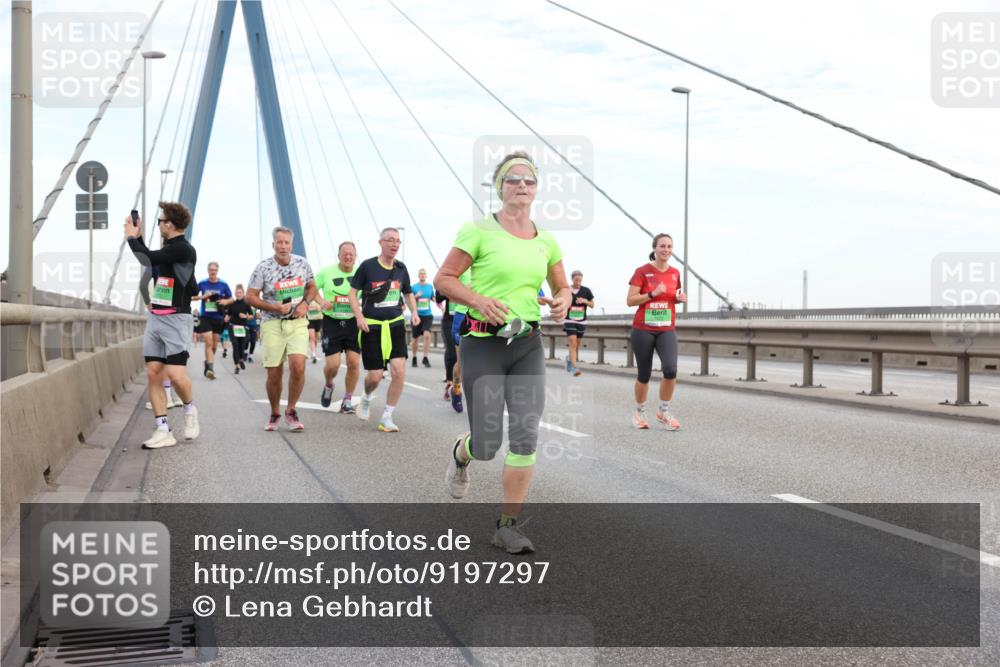 03.10.2025 - Köhlbrandbrückenlauf Lena Gebhardt http://msf.ph/oto/9197297 03.10.2025 15:30:49 Position 1  meine-sportfotos.de