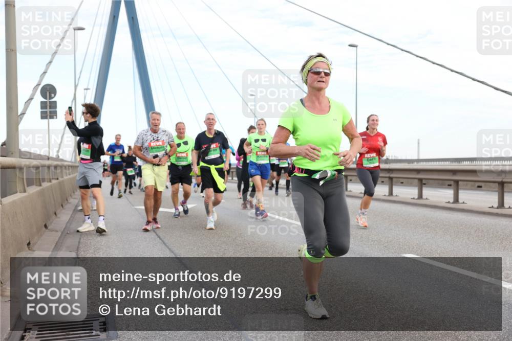 03.10.2025 - Köhlbrandbrückenlauf Lena Gebhardt http://msf.ph/oto/9197299 03.10.2025 15:30:50 Position 1  meine-sportfotos.de