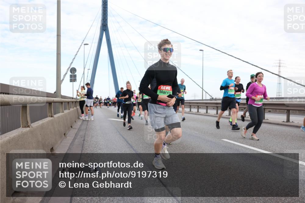 03.10.2025 - Köhlbrandbrückenlauf Lena Gebhardt http://msf.ph/oto/9197319 03.10.2025 15:30:54 Position 1  meine-sportfotos.de
