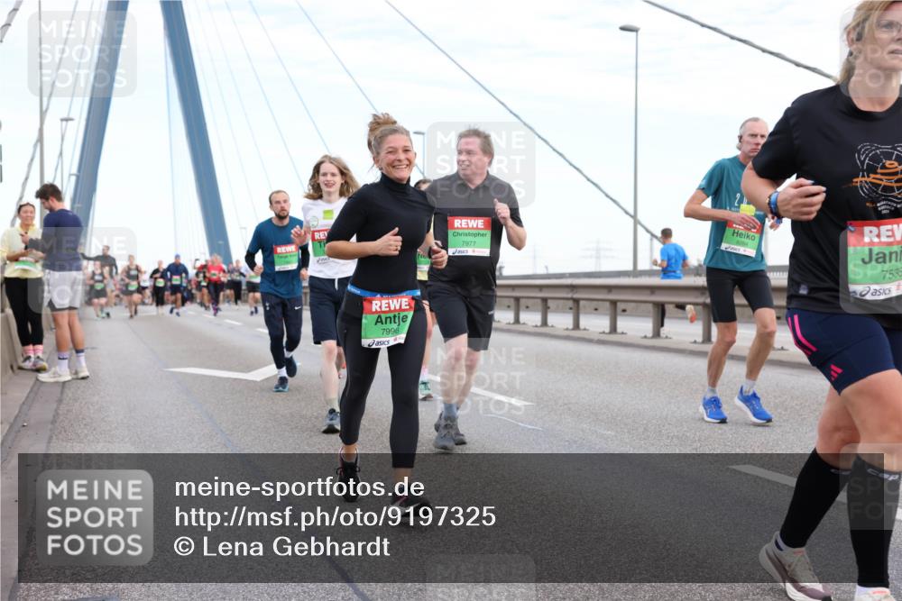 03.10.2025 - Köhlbrandbrückenlauf Lena Gebhardt http://msf.ph/oto/9197325 03.10.2025 15:30:55 Position 1 7996, 7977, 7538 meine-sportfotos.de