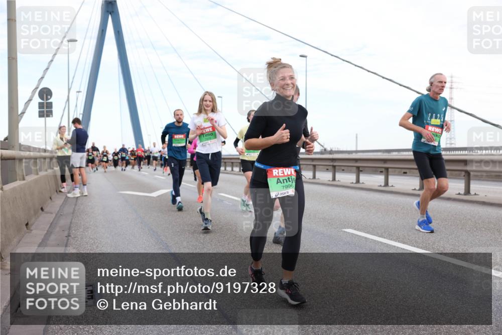 03.10.2025 - Köhlbrandbrückenlauf Lena Gebhardt http://msf.ph/oto/9197328 03.10.2025 15:30:56 Position 1 7996 meine-sportfotos.de