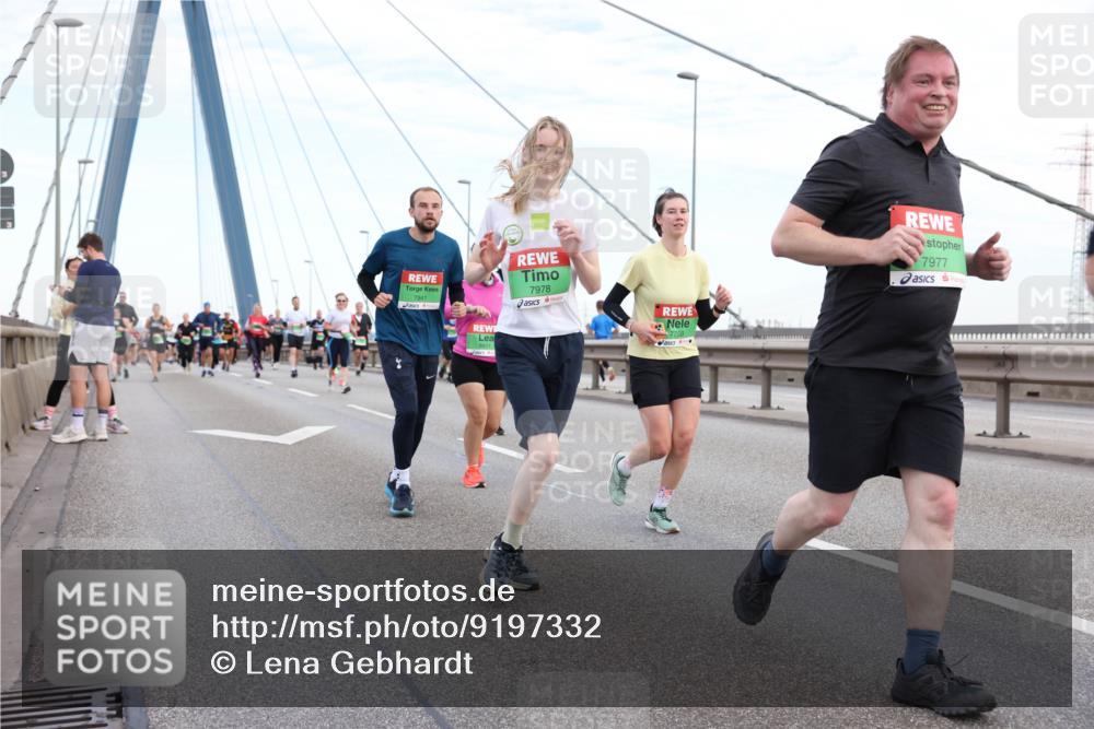03.10.2025 - Köhlbrandbrückenlauf Lena Gebhardt http://msf.ph/oto/9197332 03.10.2025 15:30:56 Position 1 7941, 8831, 7978, 7977 meine-sportfotos.de