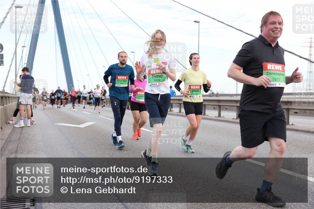03.10.2025 - Köhlbrandbrückenlauf Lena Gebhardt http://msf.ph/oto/9197333 03.10.2025 15:30:57 Position 1 7941, 8831, 7978, 7758, 7977 meine-sportfotos.de