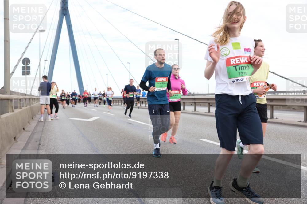 03.10.2025 - Köhlbrandbrückenlauf Lena Gebhardt http://msf.ph/oto/9197338 03.10.2025 15:30:58 Position 1 7941, 8831, 7978 meine-sportfotos.de
