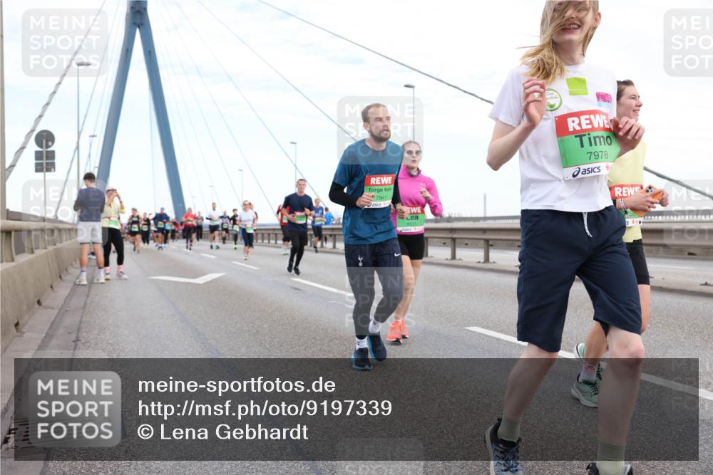 03.10.2025 - Köhlbrandbrückenlauf Lena Gebhardt http://msf.ph/oto/9197339 03.10.2025 15:30:58 Position 1 7941, 8831, 7978 meine-sportfotos.de