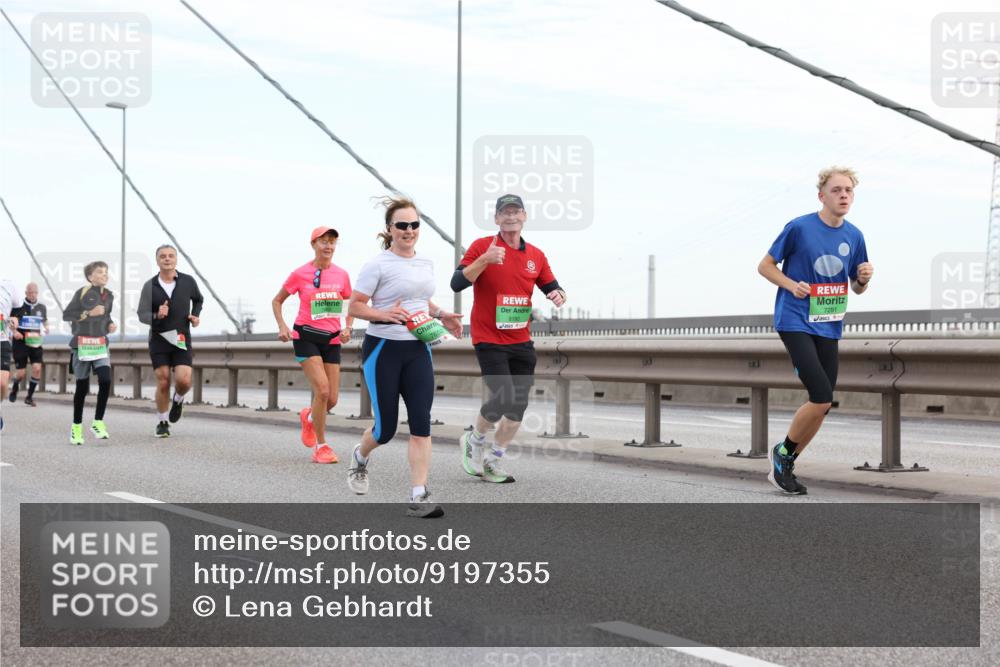 03.10.2025 - Köhlbrandbrückenlauf Lena Gebhardt http://msf.ph/oto/9197355 03.10.2025 15:31:01 Position 1 7652, 8192, 7291 meine-sportfotos.de