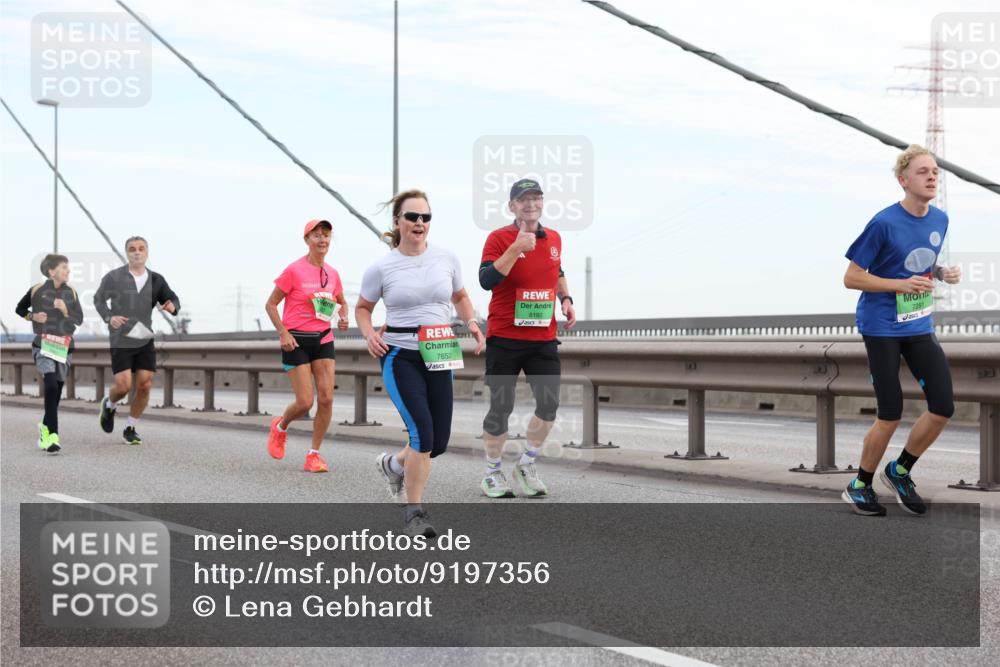 03.10.2025 - Köhlbrandbrückenlauf Lena Gebhardt http://msf.ph/oto/9197356 03.10.2025 15:31:02 Position 1 7652, 8192, 7291 meine-sportfotos.de