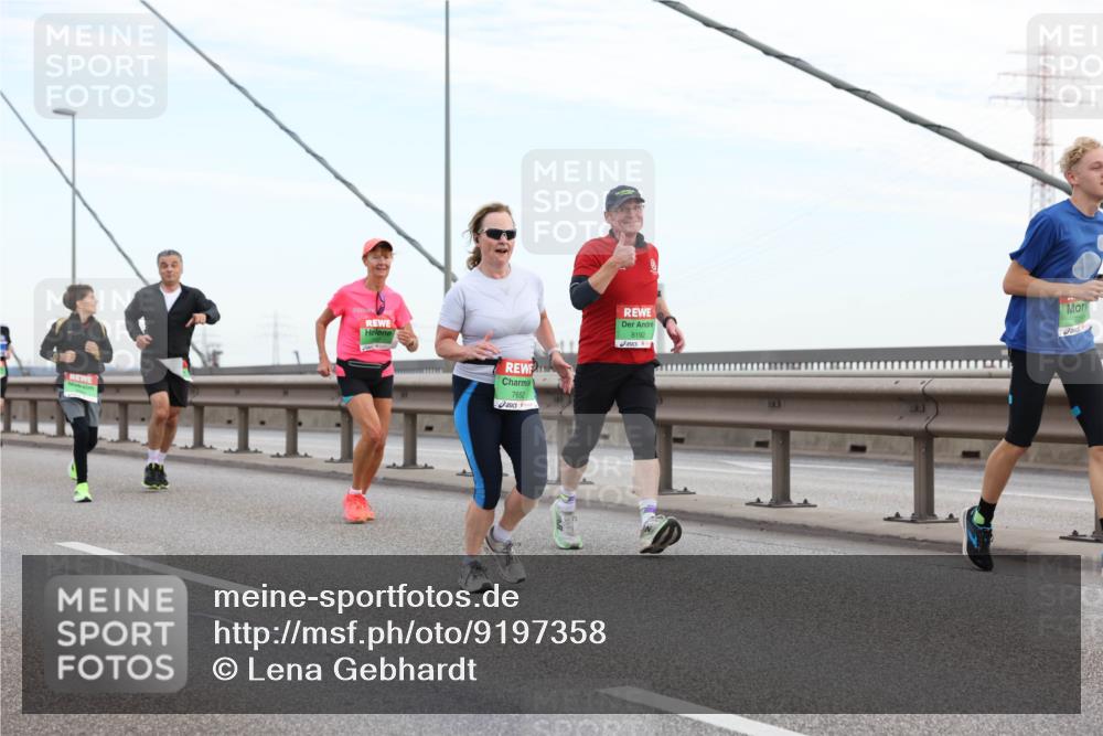 03.10.2025 - Köhlbrandbrückenlauf Lena Gebhardt http://msf.ph/oto/9197358 03.10.2025 15:31:02 Position 1 7652, 8192, 7291 meine-sportfotos.de