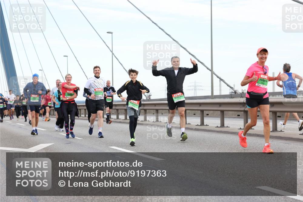 03.10.2025 - Köhlbrandbrückenlauf Lena Gebhardt http://msf.ph/oto/9197363 03.10.2025 15:31:03 Position 1 7992 meine-sportfotos.de