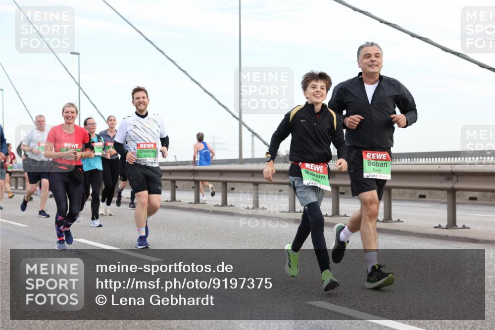 03.10.2025 - Köhlbrandbrückenlauf Lena Gebhardt http://msf.ph/oto/9197375 03.10.2025 15:31:05 Position 1 9133, 9460, 9459 meine-sportfotos.de