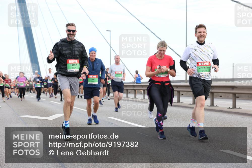 03.10.2025 - Köhlbrandbrückenlauf Lena Gebhardt http://msf.ph/oto/9197382 03.10.2025 15:31:06 Position 1 8957, 9132, 7632, 9133 meine-sportfotos.de